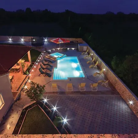 8 Bedroom Lovely In