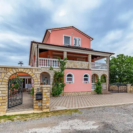 Holiday home 8 Bedroom Lovely In Pula