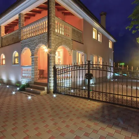 8 Bedroom Lovely In