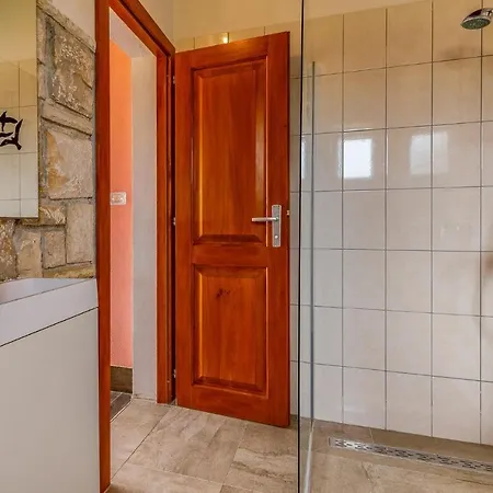 8 Bedroom Lovely In Pula