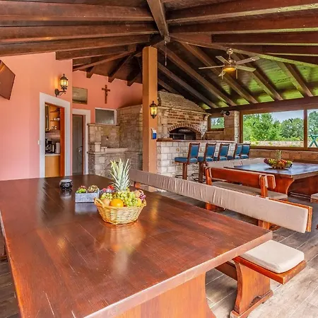 8 Bedroom Lovely In Pula