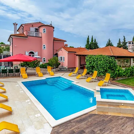 8 Bedroom Lovely In Pula