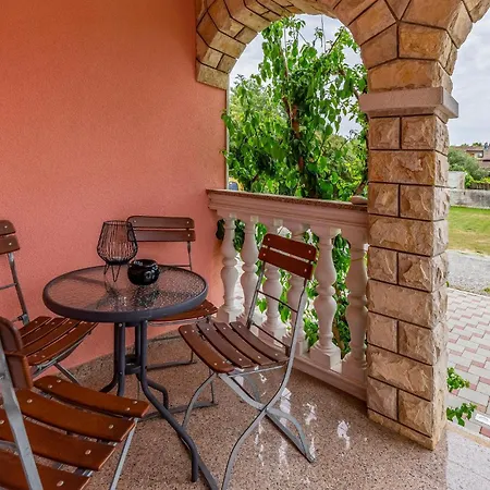 8 Bedroom Lovely In * Pula