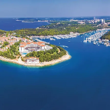8 Bedroom Lovely In Holiday home Pula