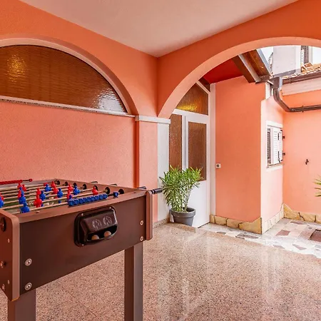 8 Bedroom Lovely In Pula