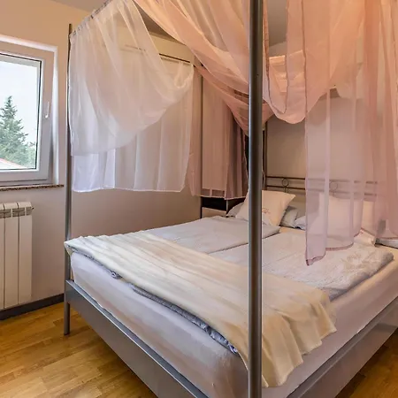 8 Bedroom Lovely In * Pula
