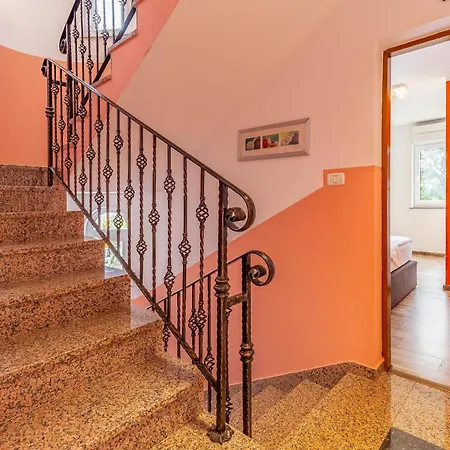 Holiday home 8 Bedroom Lovely In Pula