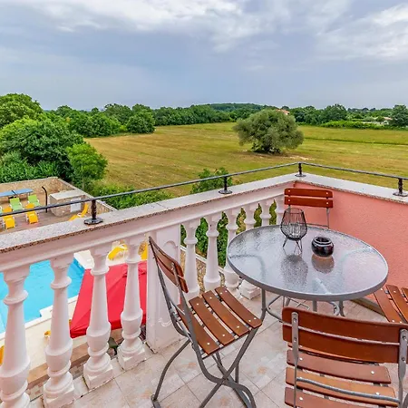 8 Bedroom Lovely In Holiday home Pula