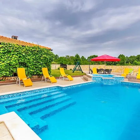 8 Bedroom Lovely In