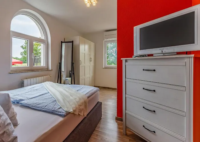 Vikendica Amazing In With Sauna Pula