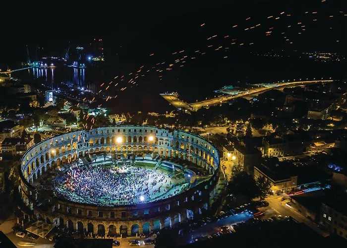 Vikendica Amazing In With Sauna Pula